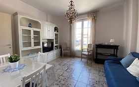 Beautiful Renovated Apartment ,Next To The Beach ! Air-C, Free Parking!